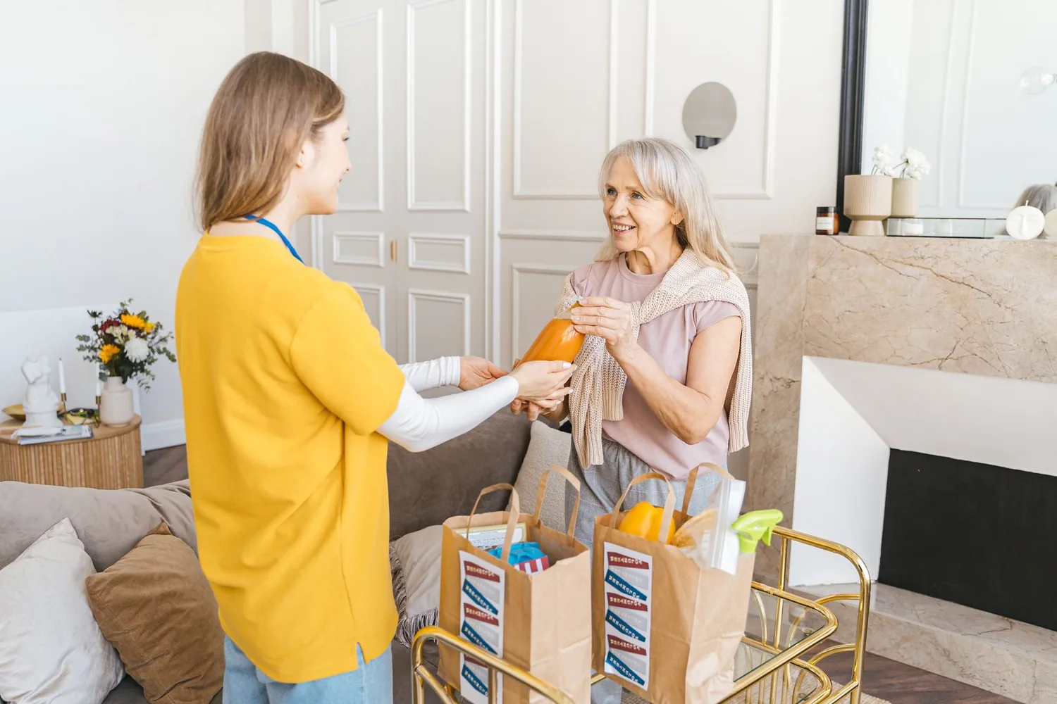 Aide à domicile pour une personne âgée accompagnée à Lille par AXEO Services